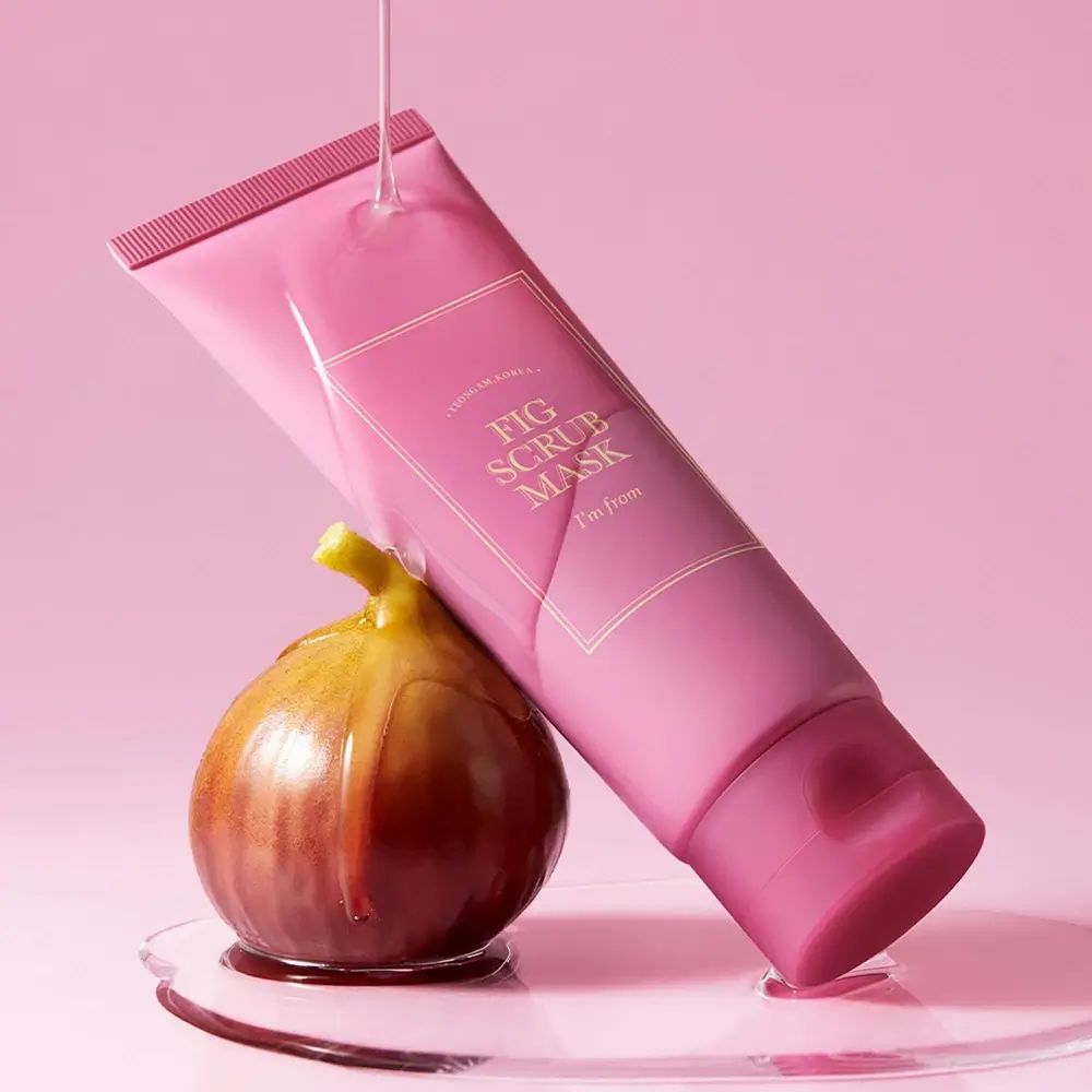 Roze tube met productnaam en tekst. Opschrift: FIG SCRUB MASK, I'M FROM. Vijg en vloeistof.
