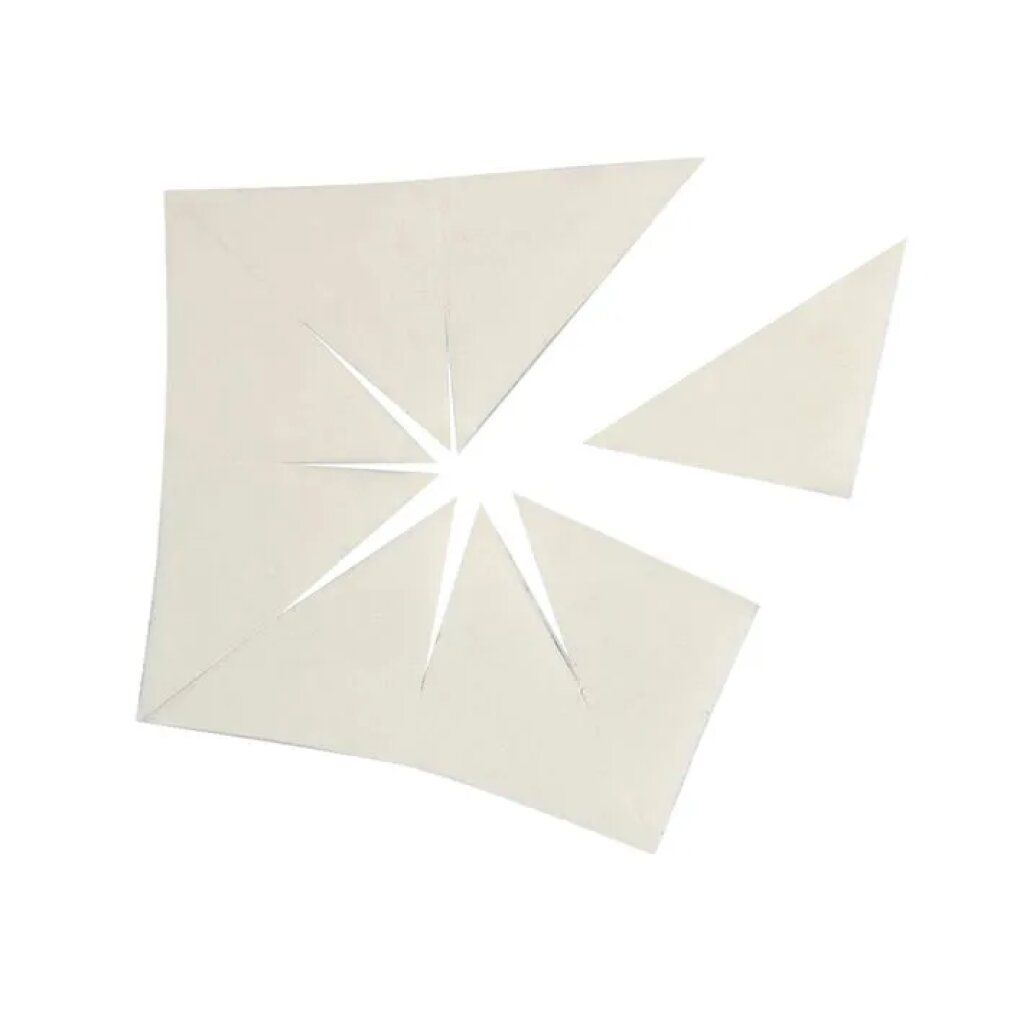 Plusieurs éponges de maquillage triangulaires. Certaines sont séparées du corps principal.