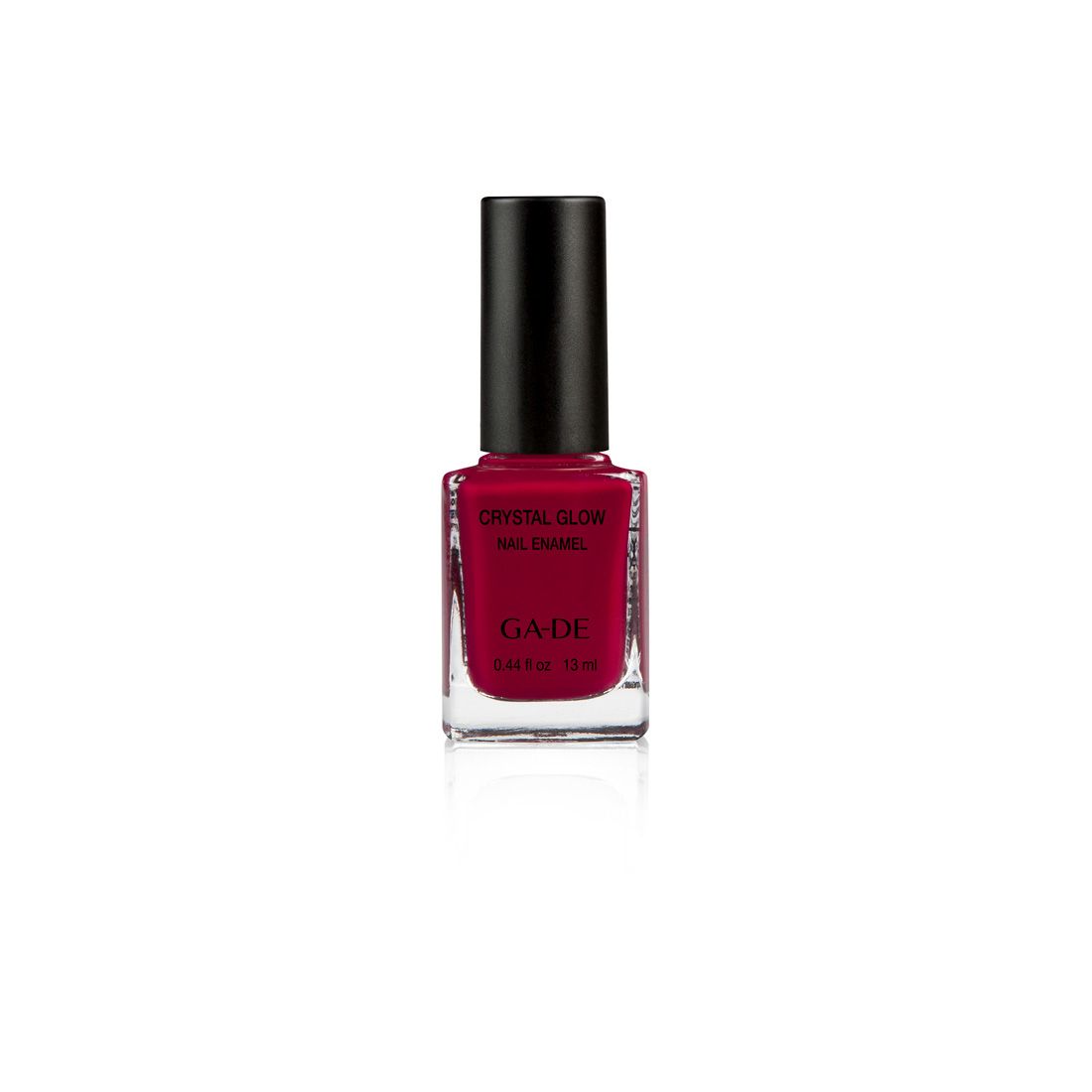 Ga-De Crystal Glow nagellak. Rode vloeistof in vierkante glazen fles met zwarte dop. Opschrift: Crystal Glow, Nail Chanel.