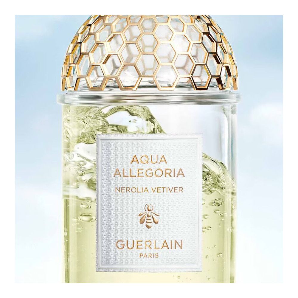 Flacon en verre avec design en nid d'abeille doré et étiquette blanche. 'Aqua Allegoria Nerolia Vetiver' est écrit.