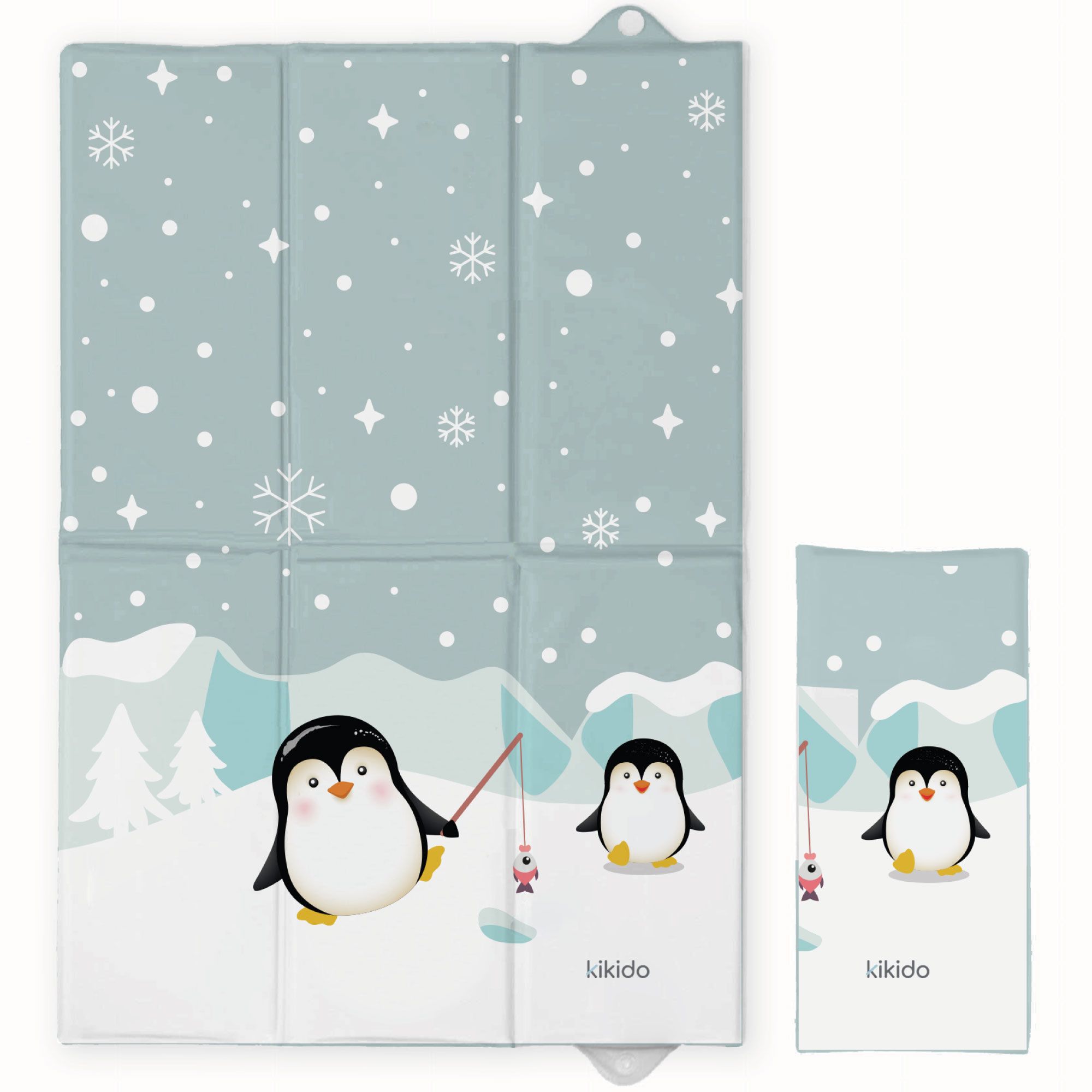 Matelas à langer Kikido, motif pingouin, plié et déplié. Bleu clair avec pingouins et flocons de neige. Dimensions 40x60 cm.