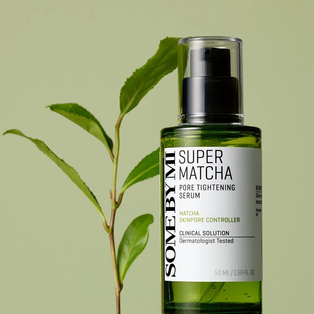 Groene serumfles met zwarte pomp. Opschrift: SOME BY MI Super Matcha Pore Tightening Serum. Naast de fles een groene tak.