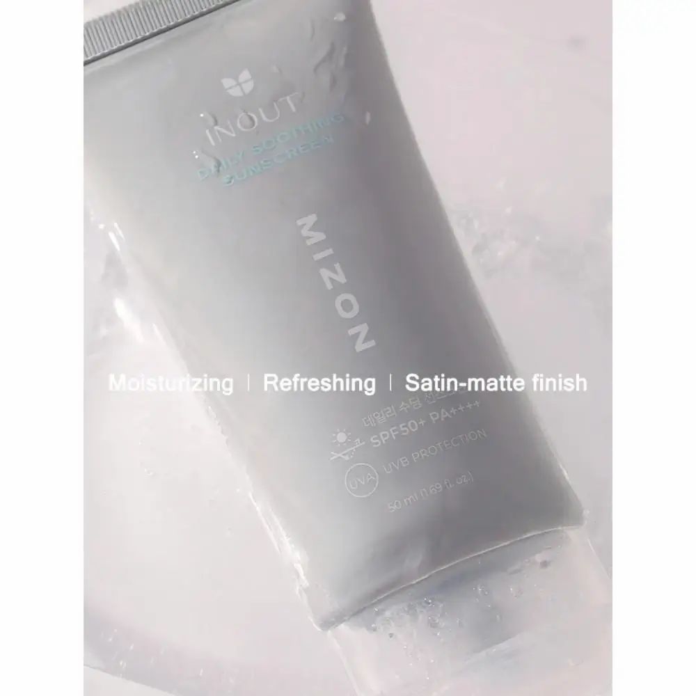 Grijze tube in water. Tekst: INOUT, DAILY SOOTHING SUNSCREEN, MIZON, SPF50+ PA++++. Tekst: Moisturizing, Refreshing, Satin-matte finish.
