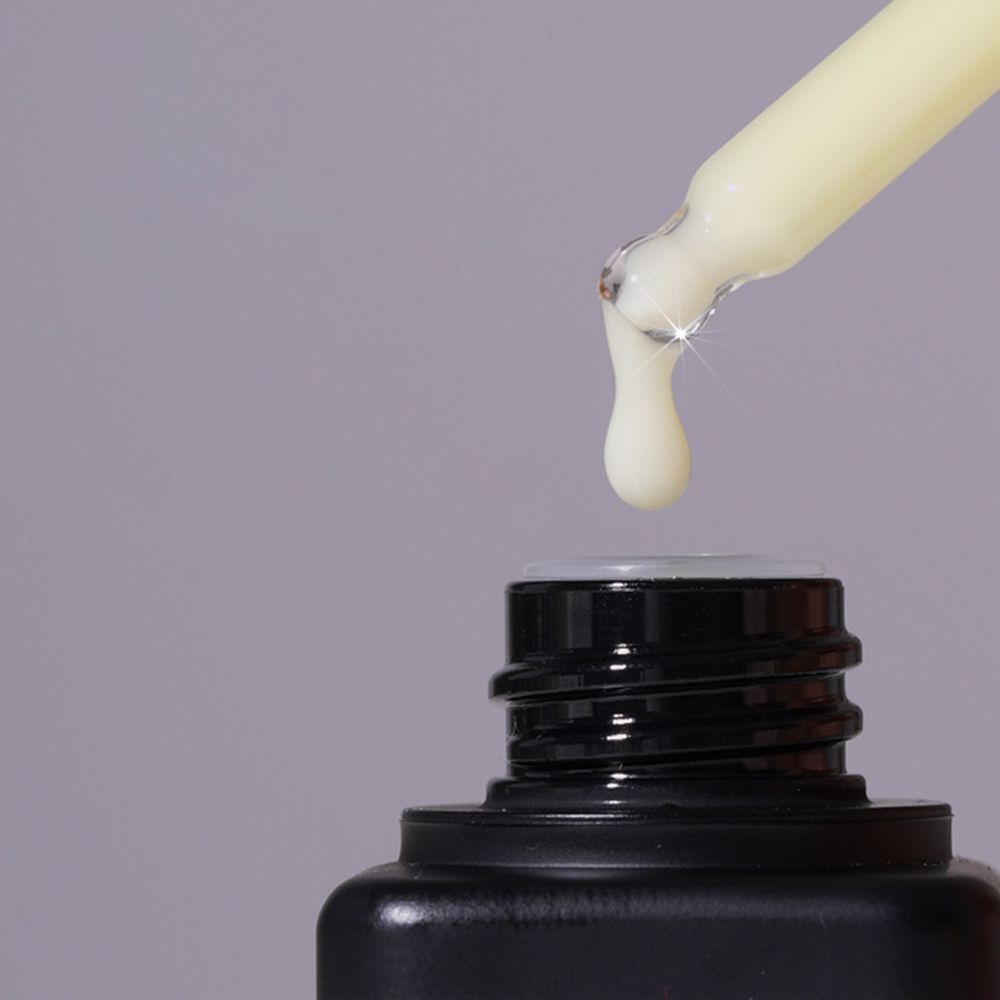 Druppels ISNTREE Hyper Retinol EX 1.0 Serum vallen uit de druppelaar.