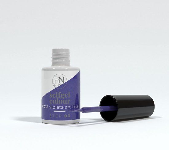 Flacon avec bouchon noir et pinceau à côté. Inscription : selfgel colour, N13 Violets are Blue, Step 03.