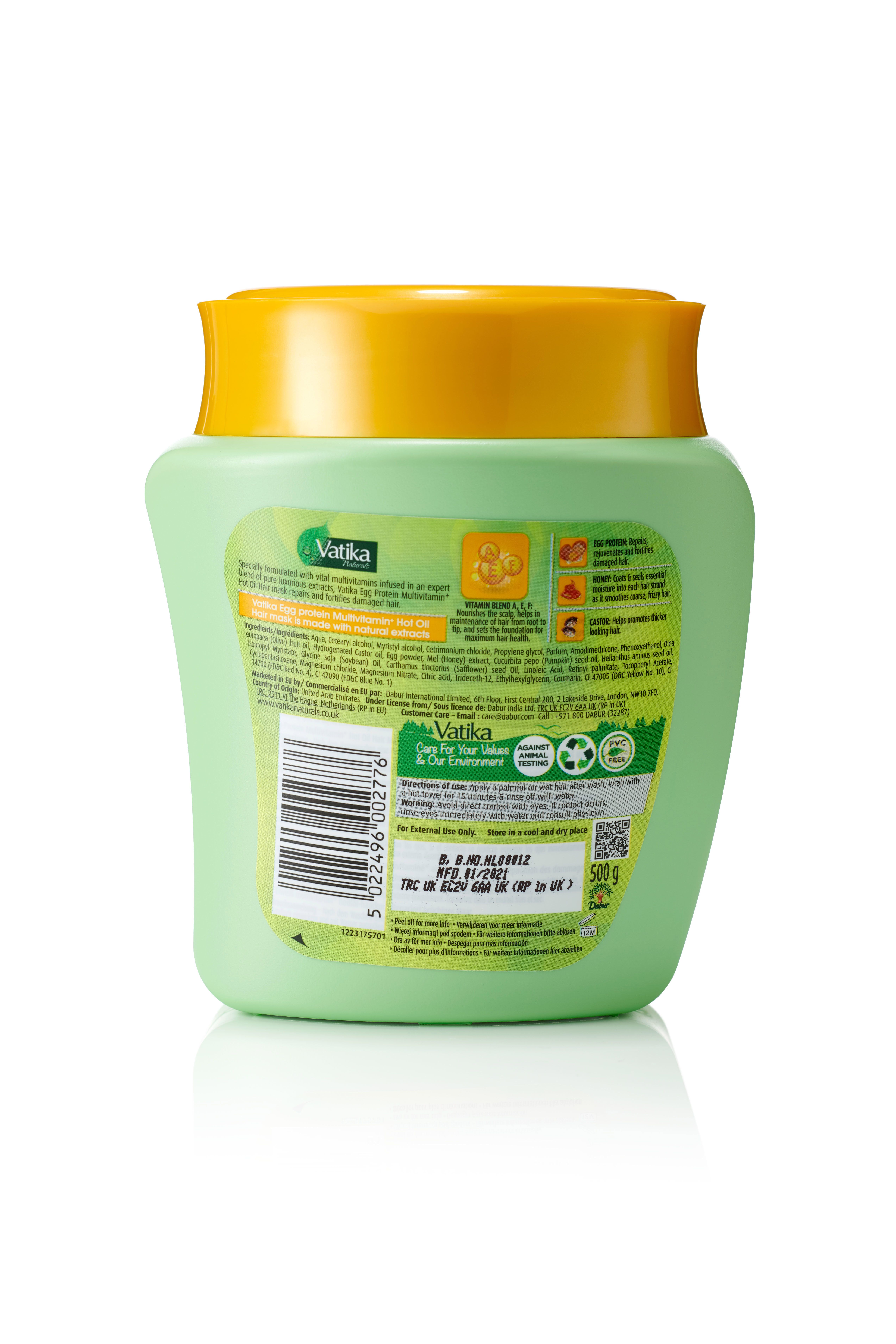 Achterkant van een groene haarmaskerverpakking. Geel deksel. Tekst: Vatika Naturals, ingrediënten, recycling symbool, batchnummer, houdbaarheidsdatum.