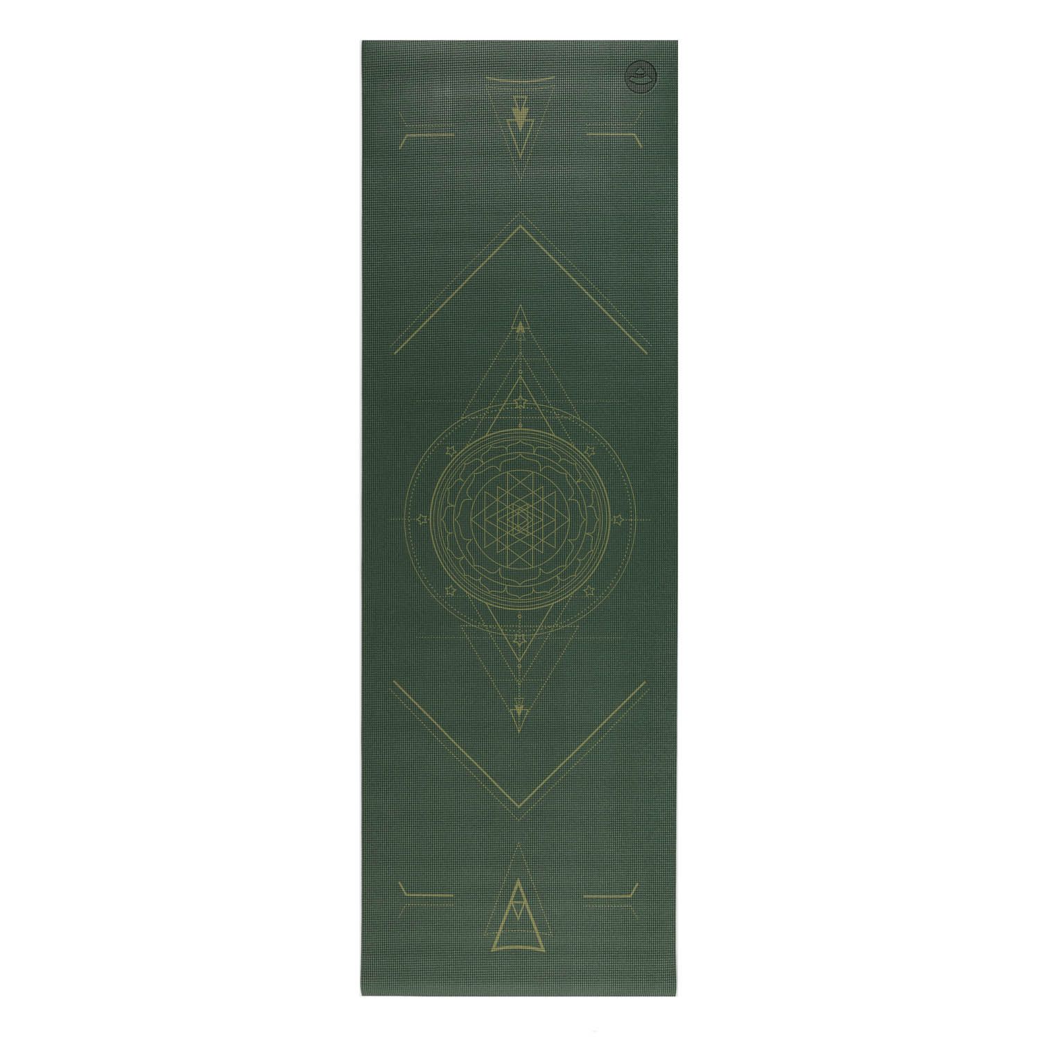 Groene yogamat met gouden geometrische patronen. Volledig uitgerold. Logo rechtsboven. Rechthoekige vorm.