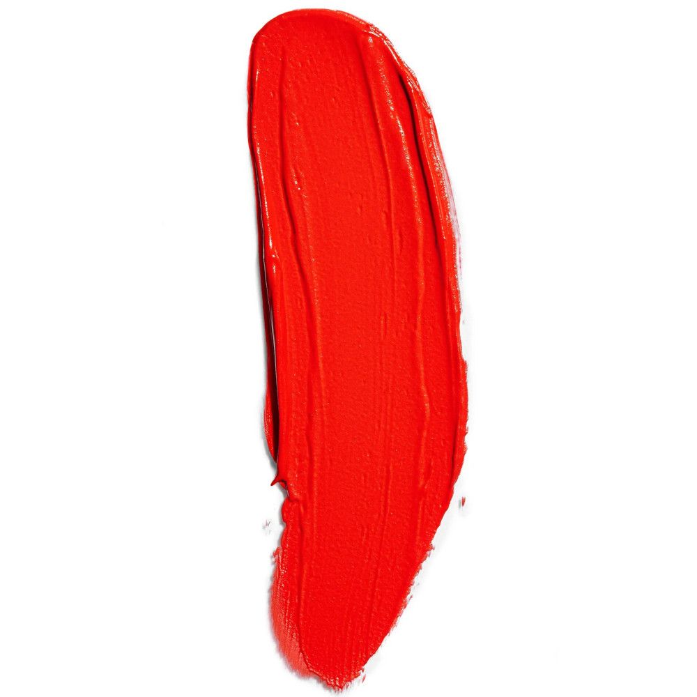 Échantillon de gloss rouge sur fond blanc. Coup de pinceau vertical et large.