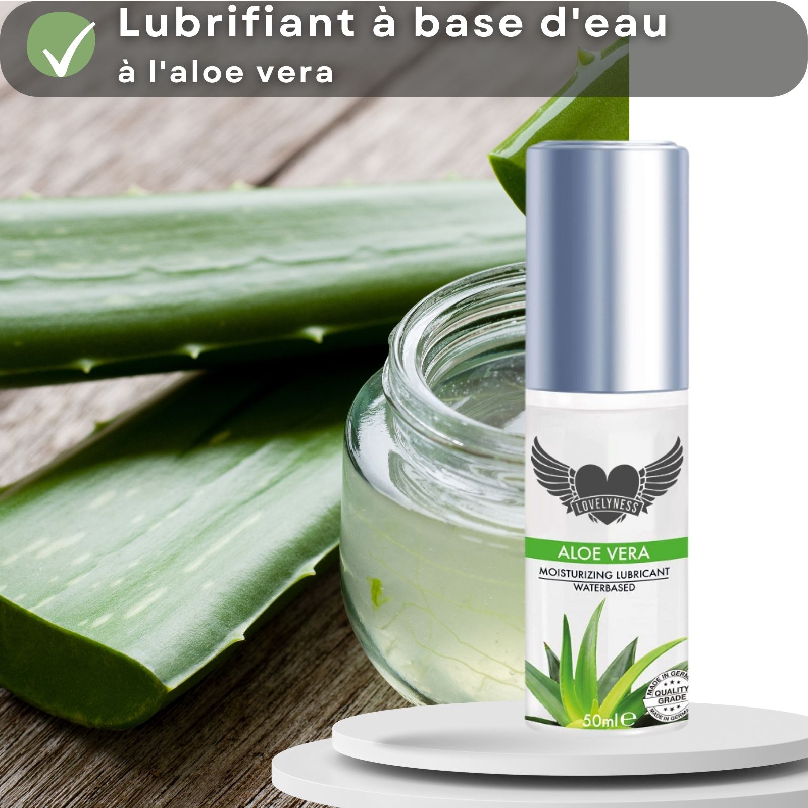 Flacon de lubrifiant avec texte. Aloe Vera, Moisturizing Lubricant, Waterbased. Feuilles et gel d'aloe vera. Texte: Lubrifiant à base d'eau, à l'aloe vera.