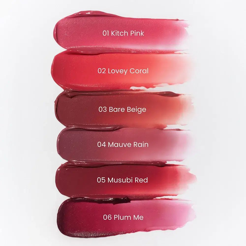 Zes lipstickkleuren in veegvorm: 01 Kitch Pink, 02 Lovey Coral, 03 Bare Beige, 04 Mauve Rain, 05 Musubi Red, 06 Plum Me.