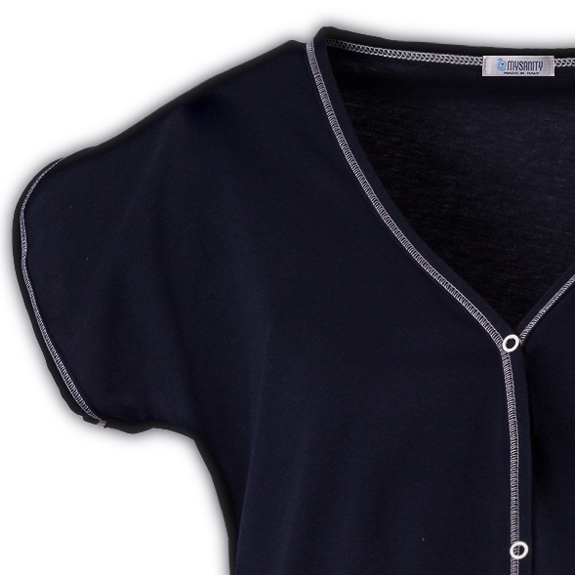 Gros plan sur la chemise d'accouchement MYSANITY bleue. Col en V, boutons et coutures blancs. Manches courtes.