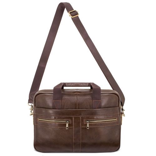 Bruine leren tas met schouderriem, handvat en metalen details. Perspectief.