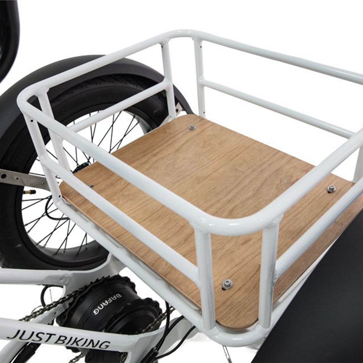 Panier métallique blanc avec plaque de bois. Roue arrière et garde-boue noirs. Inscription JUST BIKING.