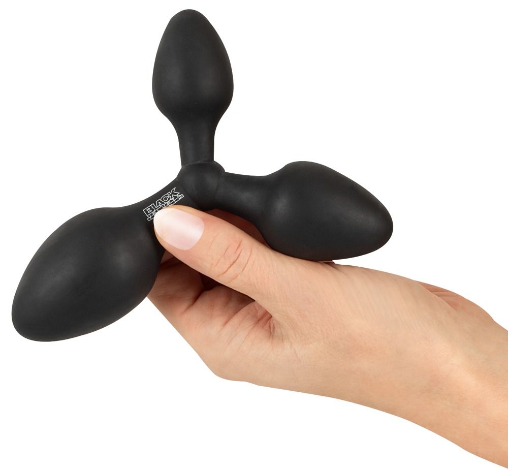Zwarte, driedelige anale plug. Drie conische uiteinden verbonden door een centrale knoop. In de hand gehouden.