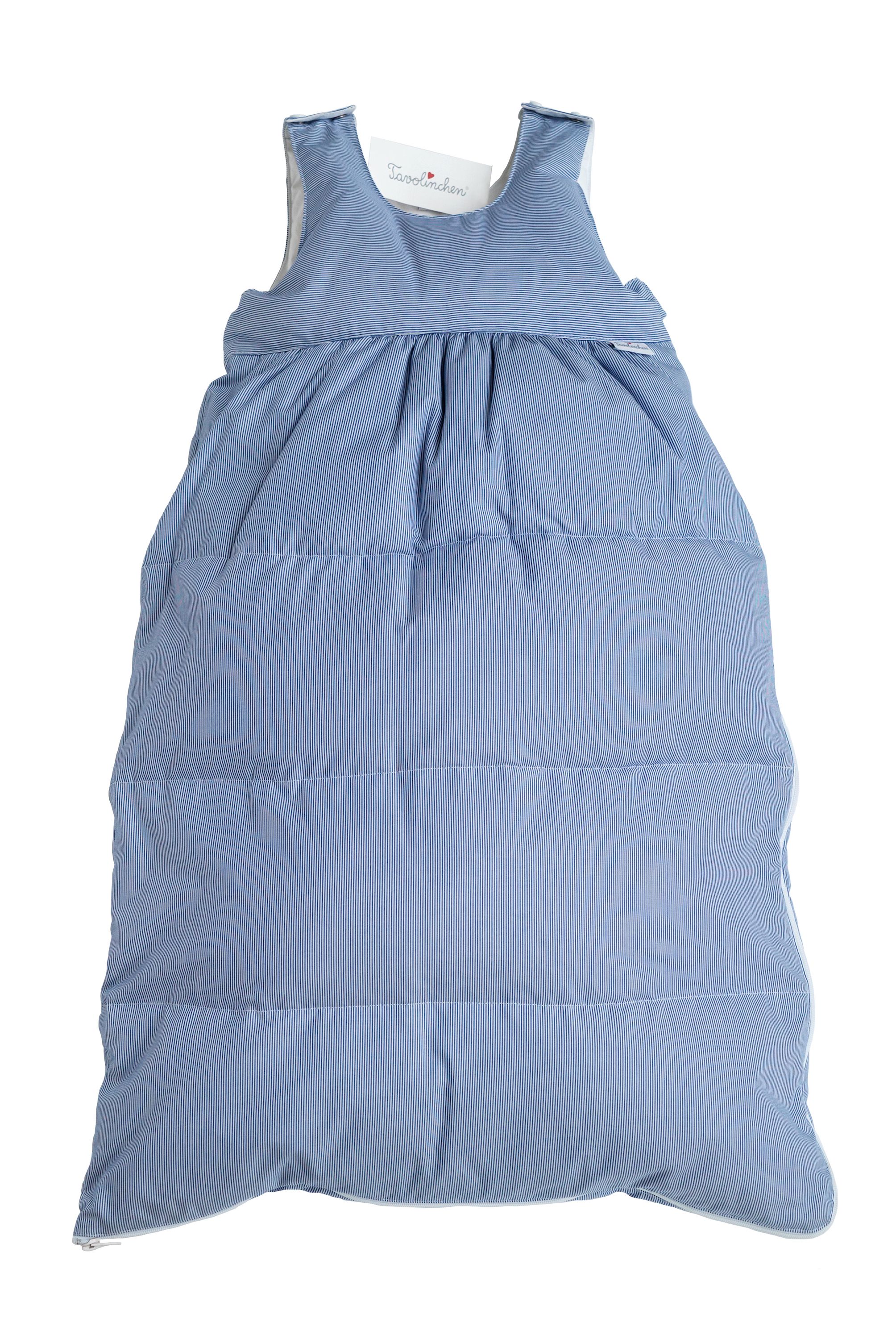 Gigoteuse en duvet à rayures bleues et blanches. Col montant, design matelassé. Étiquette avec logo. Doublure intérieure blanche. Fermeture éclair.