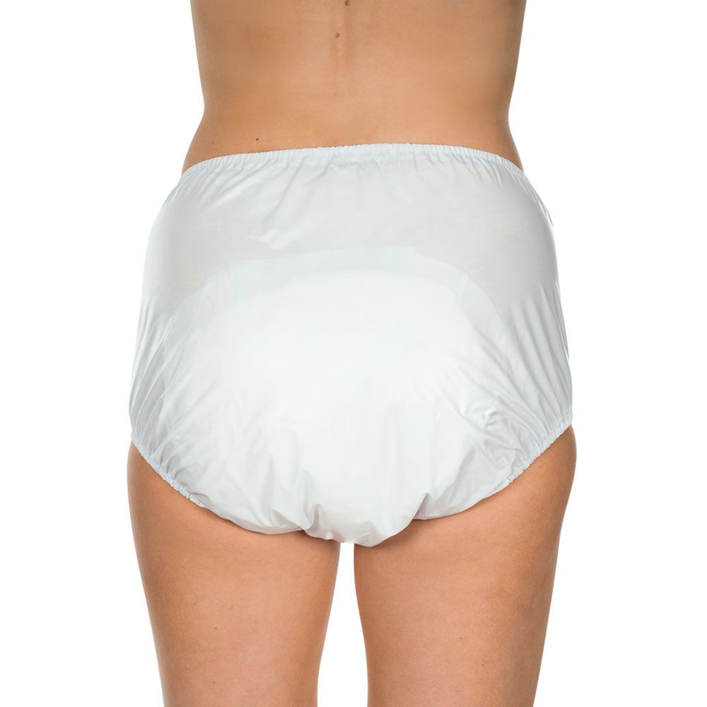 Witte incontinentieslip van PVC. Achteraanzicht, gedragen door een persoon. Elastische taille en beenopeningen.
