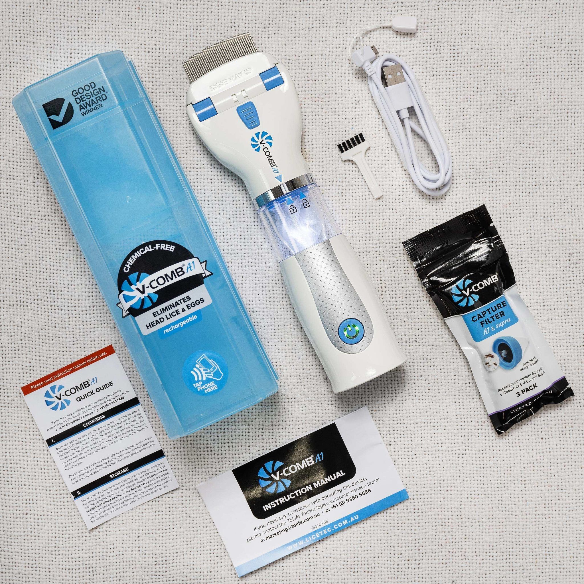 V-Comb A1 avec accessoires : peigne, câble de chargement, brosse de nettoyage, filtre de capture et instructions dans une boîte de rangement.