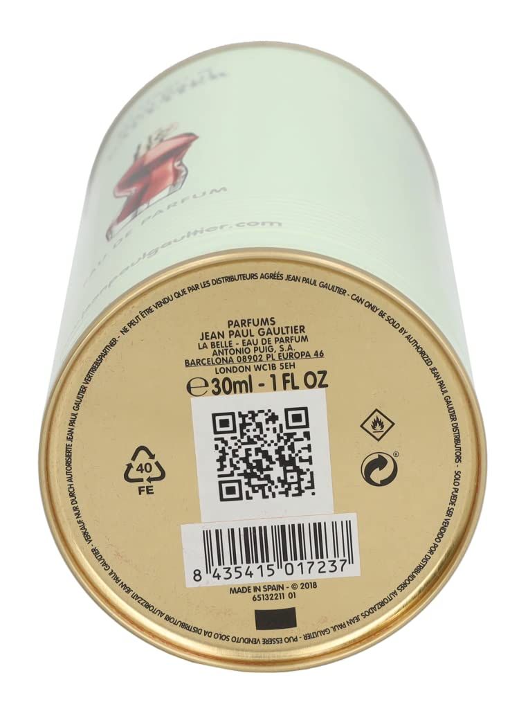 Onderkant van de groene doos. Tekst: Jean Paul Gaultier, La Belle, 30ml, 1 FL OZ. QR-code, symbolen.