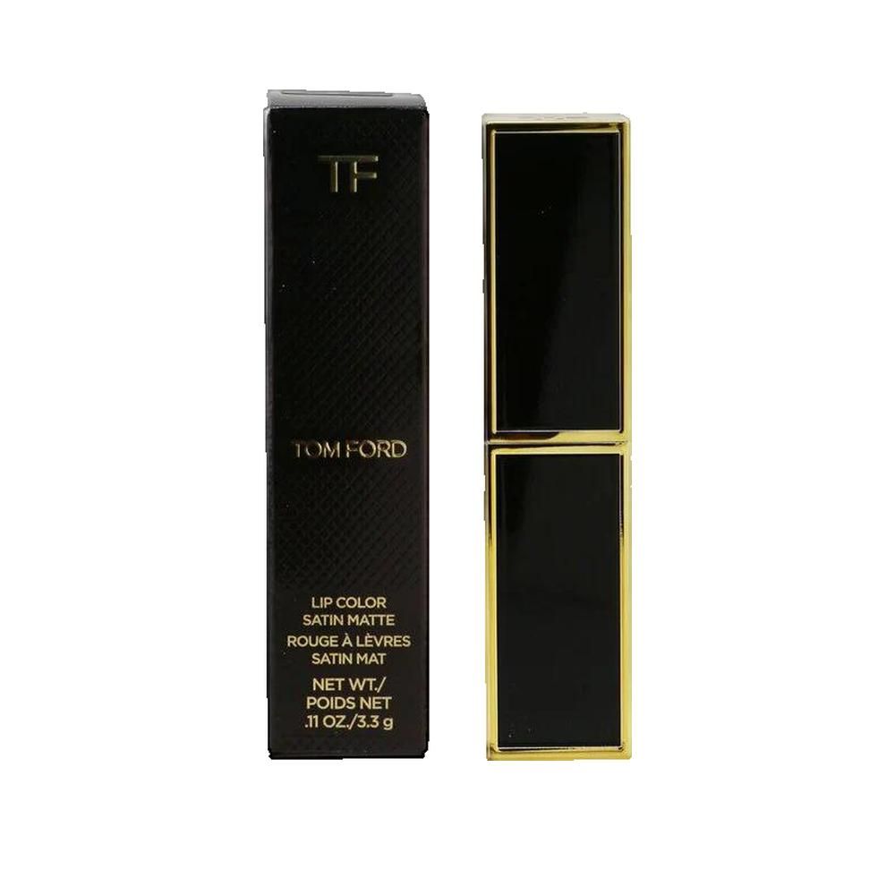 Emballage noir de rouge à lèvres avec détails dorés. Texte : Tom Ford, Lip Color Satin Matte. À côté, un rouge à lèvres ouvert.