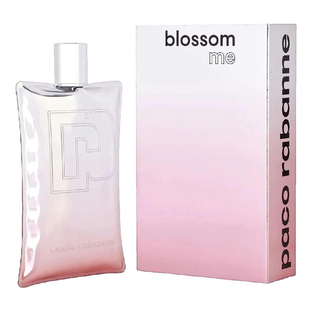 Flacon de parfum et emballage. Flacon transparent, bouchon blanc. Emballage blanc-rose avec inscription "blossom me" et "paco rabanne".
