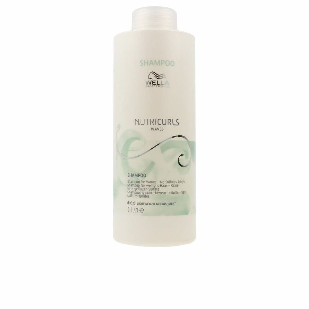 Flacon de shampooing blanc avec SHAMPOO, WELLA, NUTRUCURLS WAVES. Flacon de 1 litre. Texte: Shampooing pour cheveux ondulés - sans sulfates ajoutés.