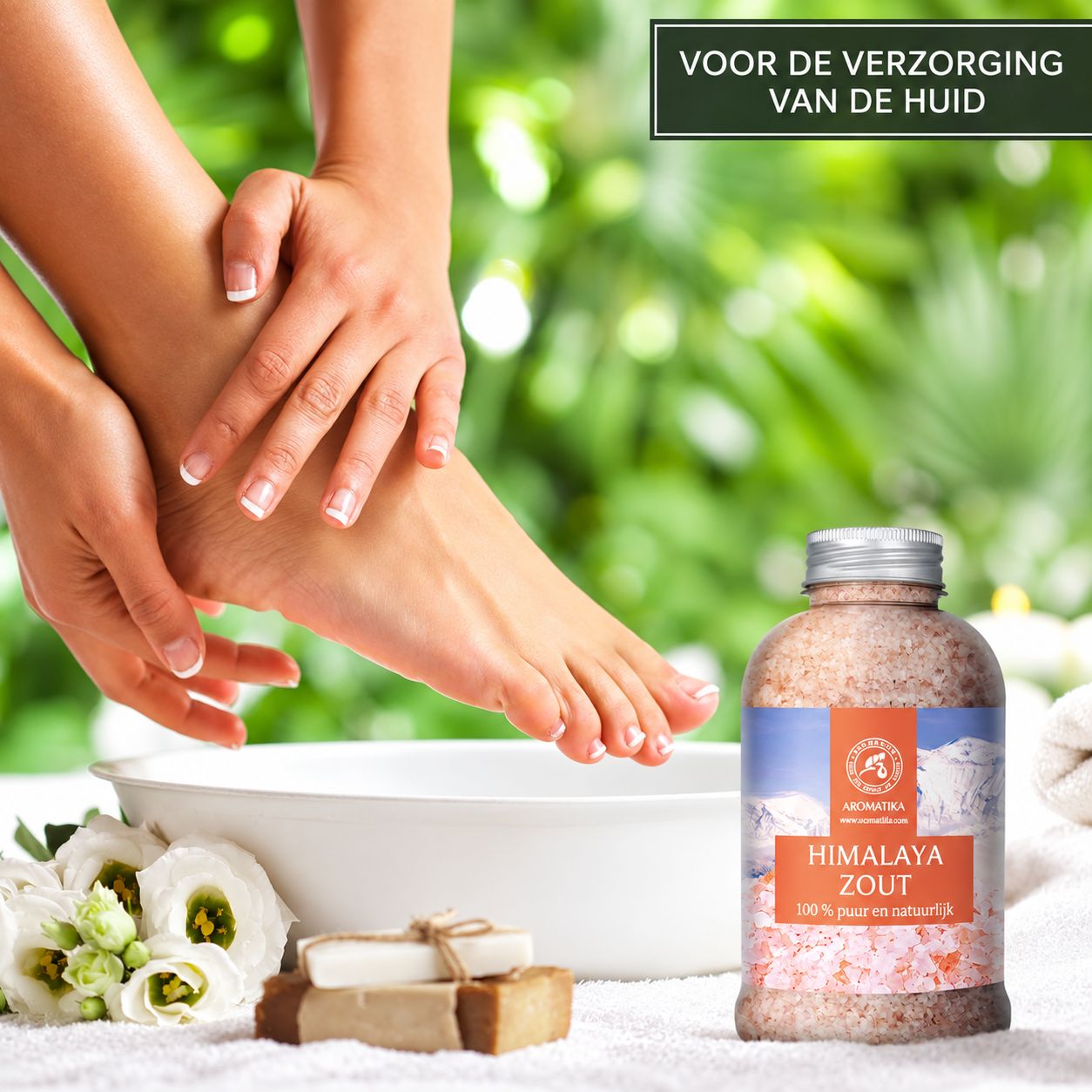 Fles Himalaya zout voor voetbad, naast zeepjes en een voetenbad schaal.