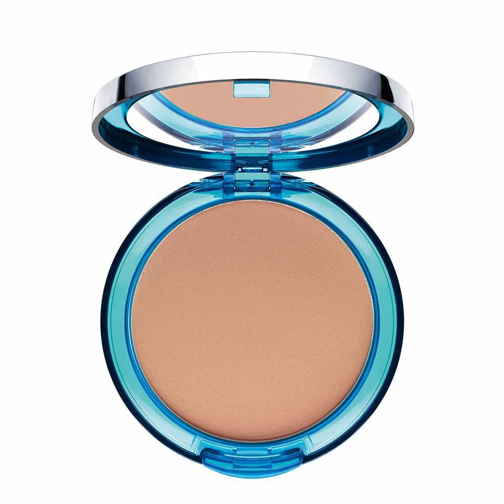 Poudre compacte ouverte avec miroir et poudre brune. Boîtier bleu avec bord argenté.