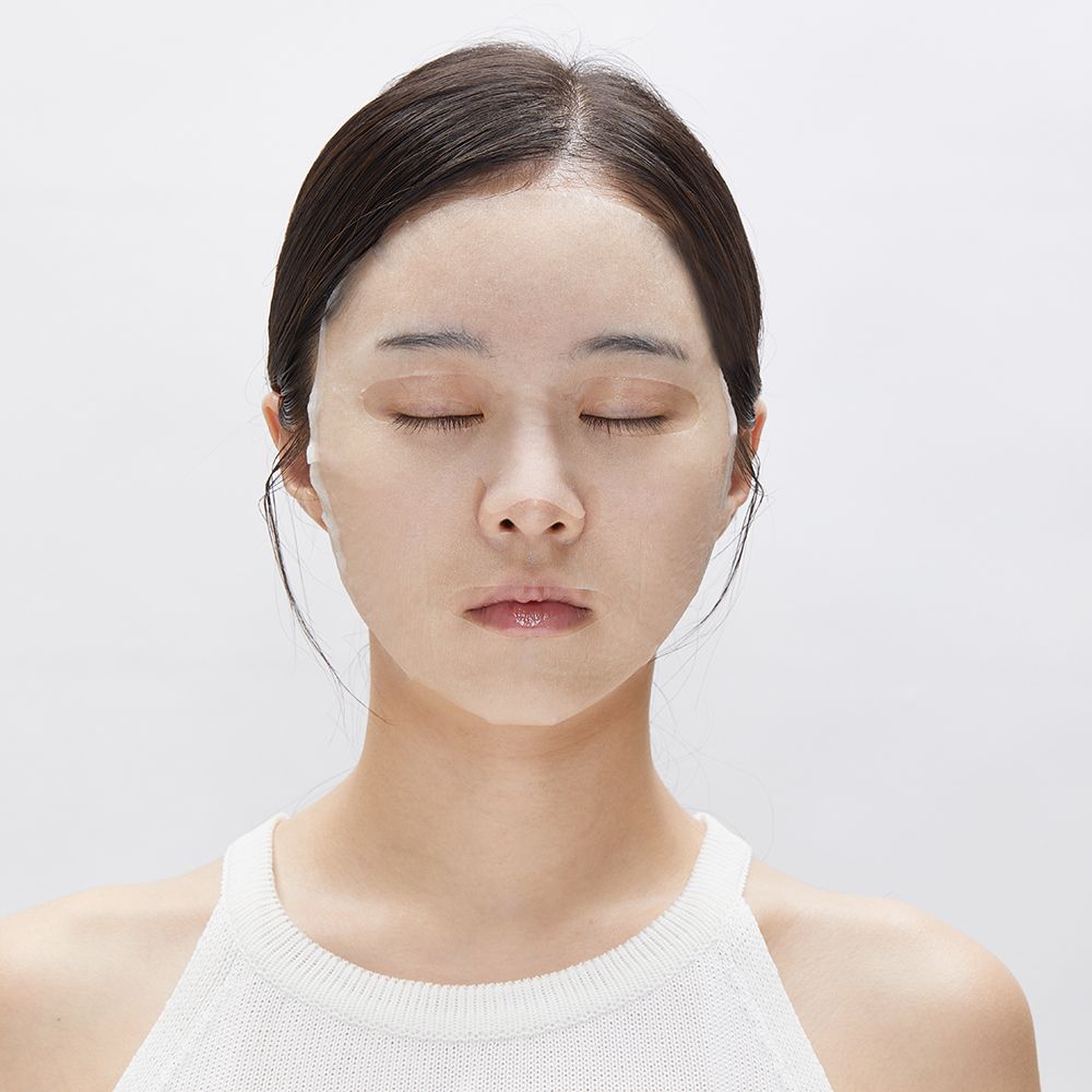 Femme aux yeux fermés portant un masque éclaircissant Cica Care Vita-Light.