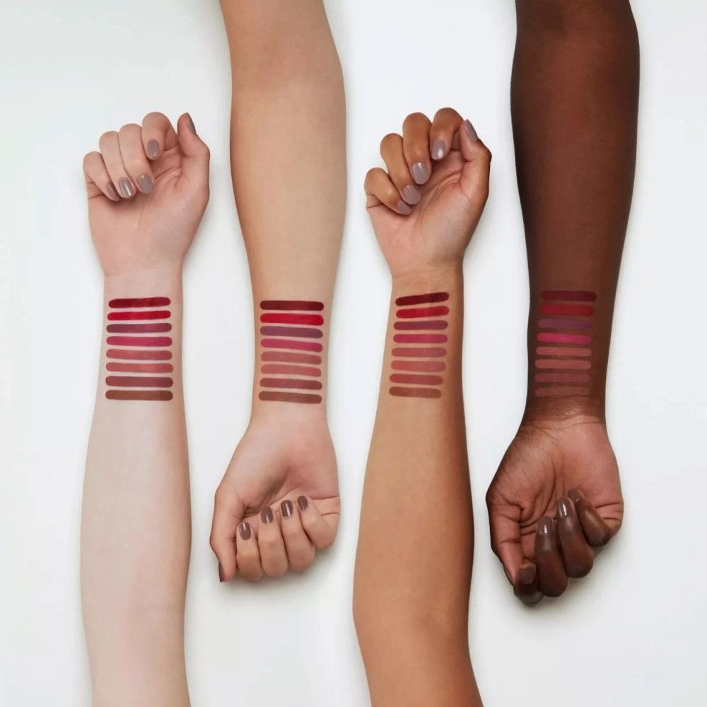 Armen met lippenstift-swatches in verschillende kleuren. Huidtinten van licht tot donker.