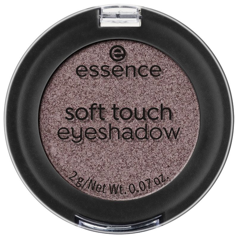 Vrouw met taupe oogschaduw, aangebracht met Essence Soft Touch oogschaduw.