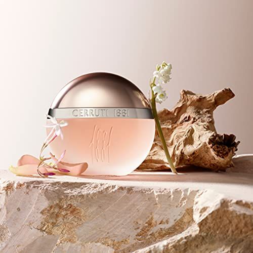Cerruti 1881 Eau de Toilette flacon met bloemen en drijfhout.