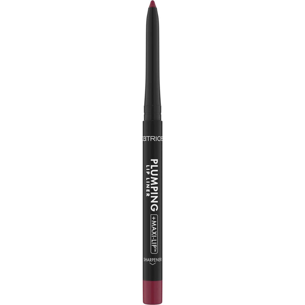 Lipliner in stiftvorm. Zwarte stift met donkerrode punt. Opschrift: PLUMPING + MAXI LIP. Merk: CATRICE.