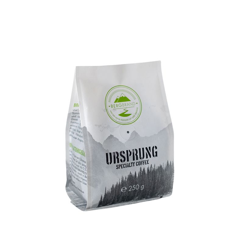 Paquet de grains de café avec texte Ursprung et logo. Paquet avec 250 g. Fond blanc.