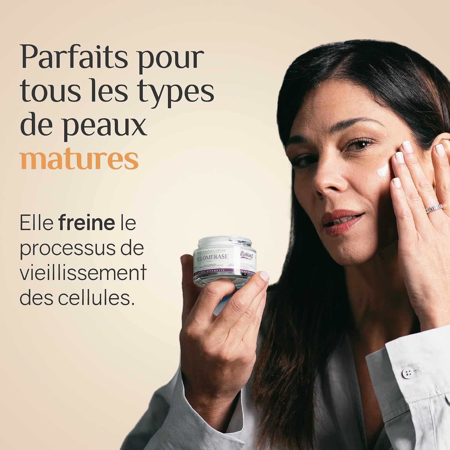Femme avec crème Ardaraz Telomerase, pour peaux matures.