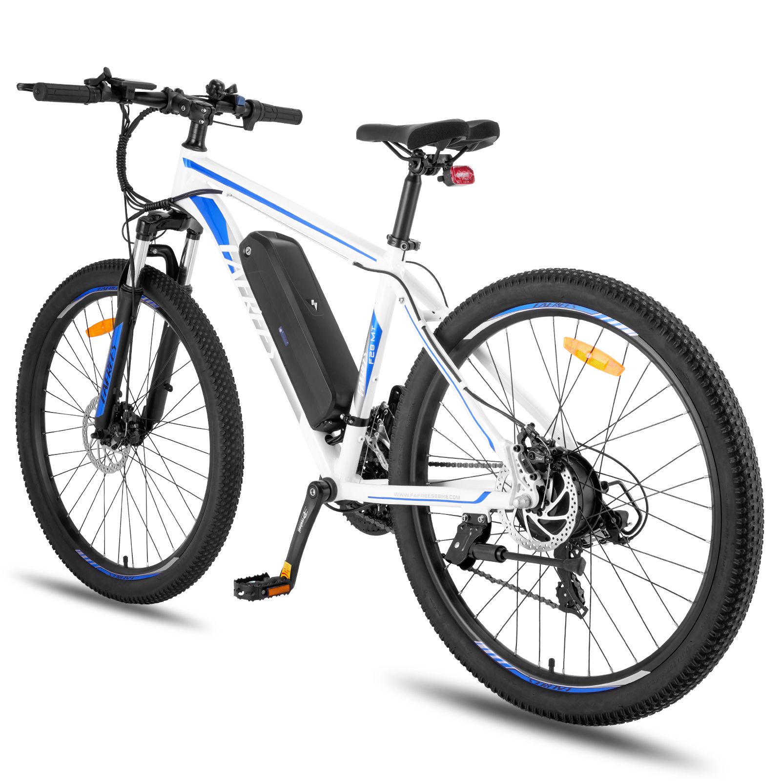 VTT électrique blanc avec accents bleus. Pneus, selle et guidon noirs. Batterie sur le cadre.