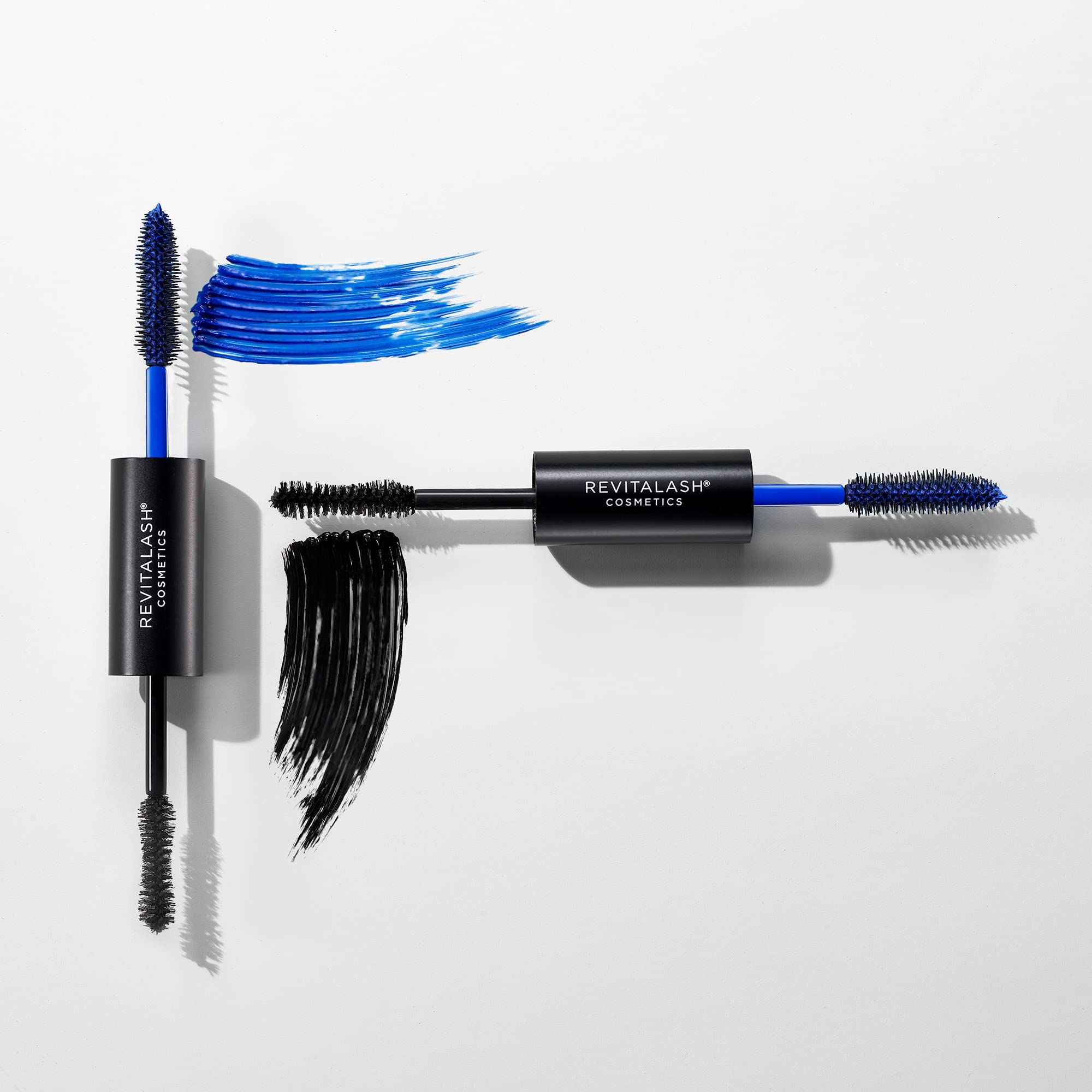 Twee mascara-tubes met blauwe en zwarte borstels. Opschrift Revitalash Cosmetics.
