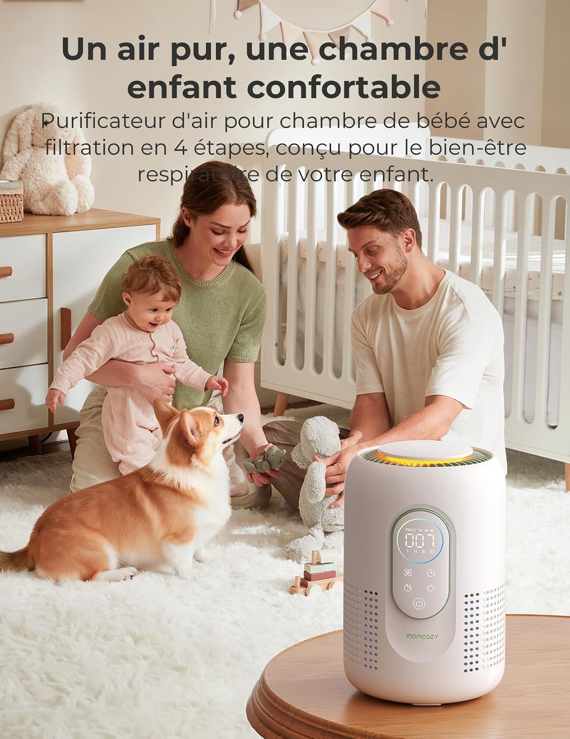 Un purificateur d'air blanc avec écran numérique et commandes est posé sur une table en bois.