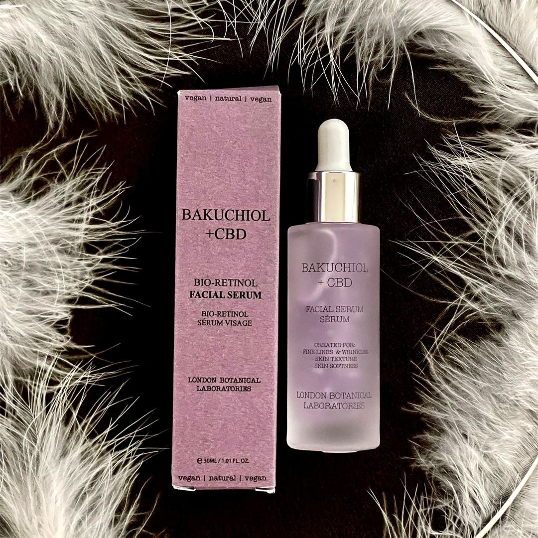 Flacon de sérum et emballage. Inscription : Bakuchiol + CBD, Bio-Retinol Facial Serum, London Botanical Laboratories. Vegan, naturel.