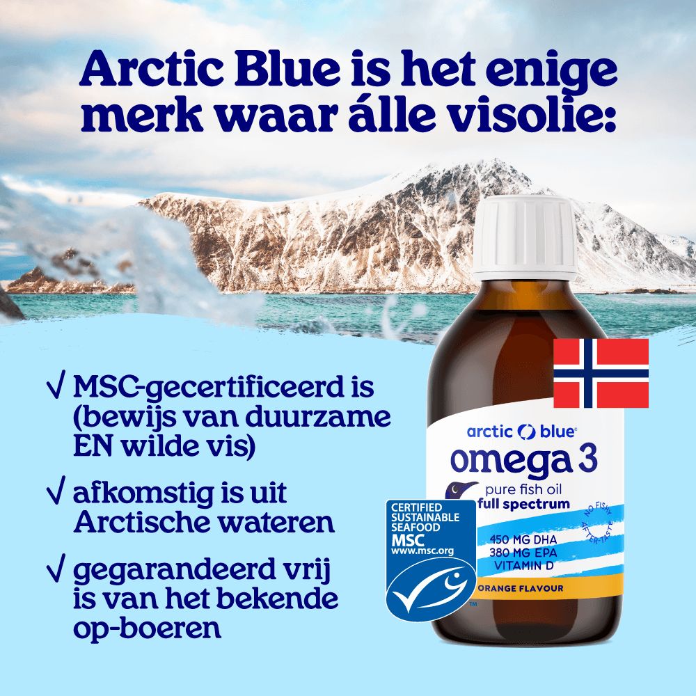 Fles Arctic Blue Omega 3 visolie voor een berglandschap met Noorse vlag.