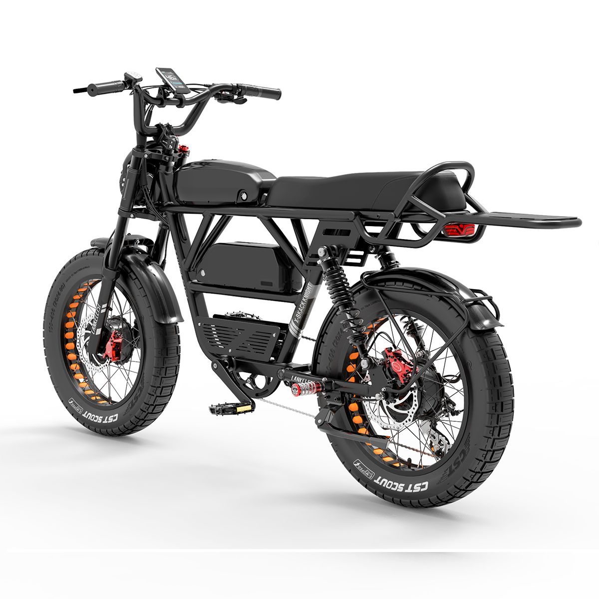 Zwarte elektrische fiets, zijaanzicht. Brede banden, bagagerek, schijfremmen. Oranje details op de banden.