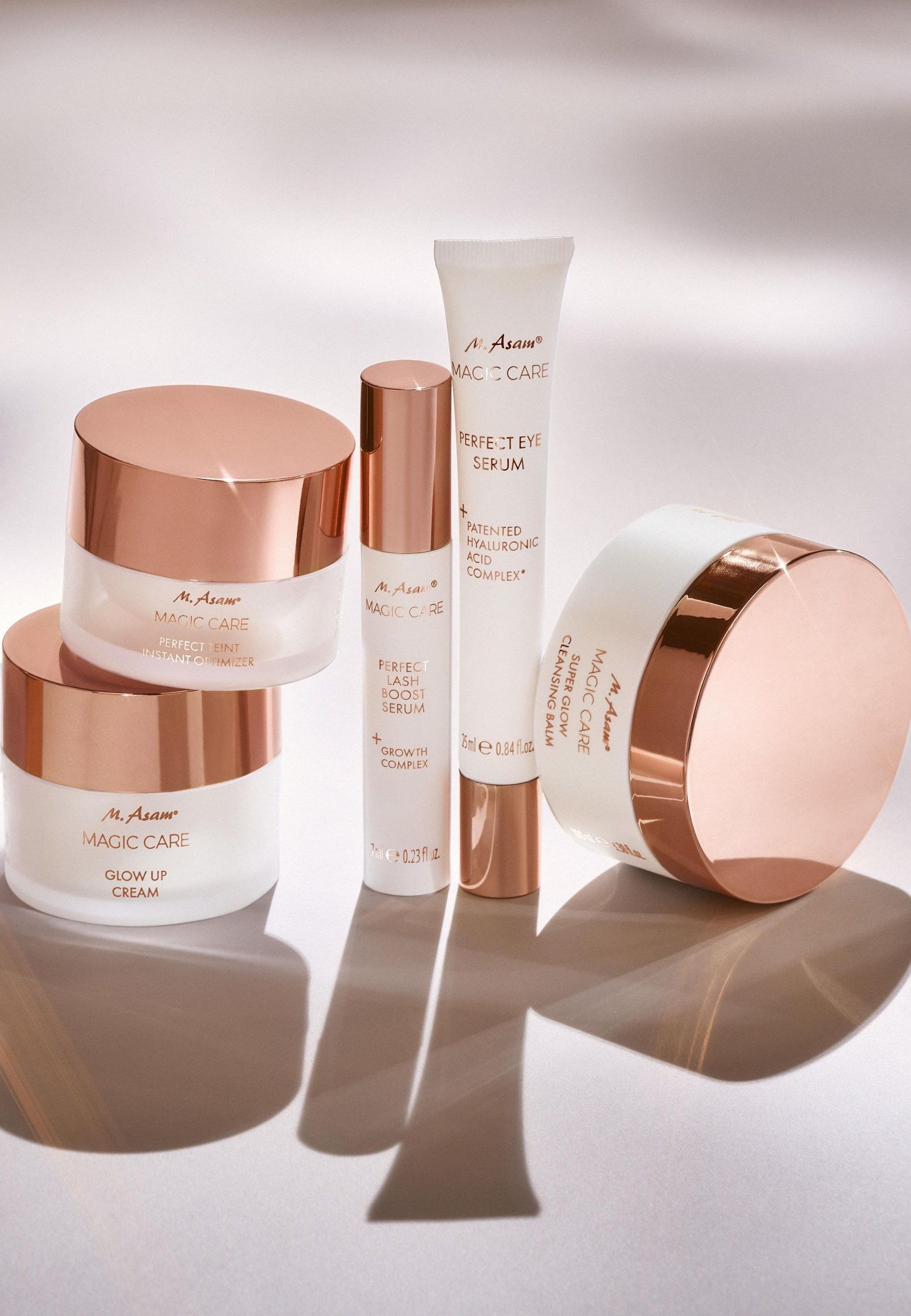 Productset: crèmepotten, serum, oogcrème. Tekst: M. Asam MAGIC CARE. Roségouden deksels.