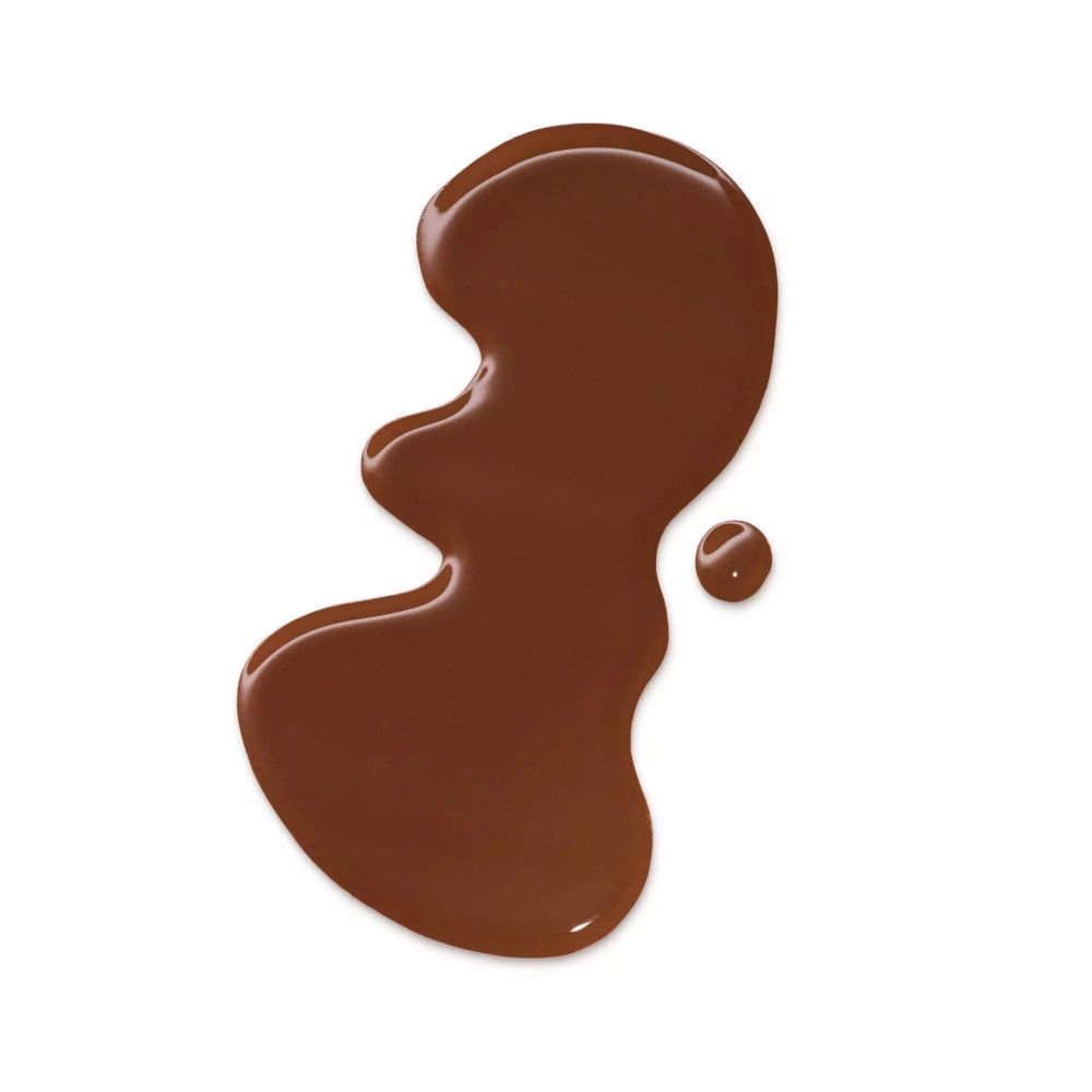 Échantillon de fond de teint brun. Forme de goutte, avec une petite goutte à côté. Sur fond blanc.