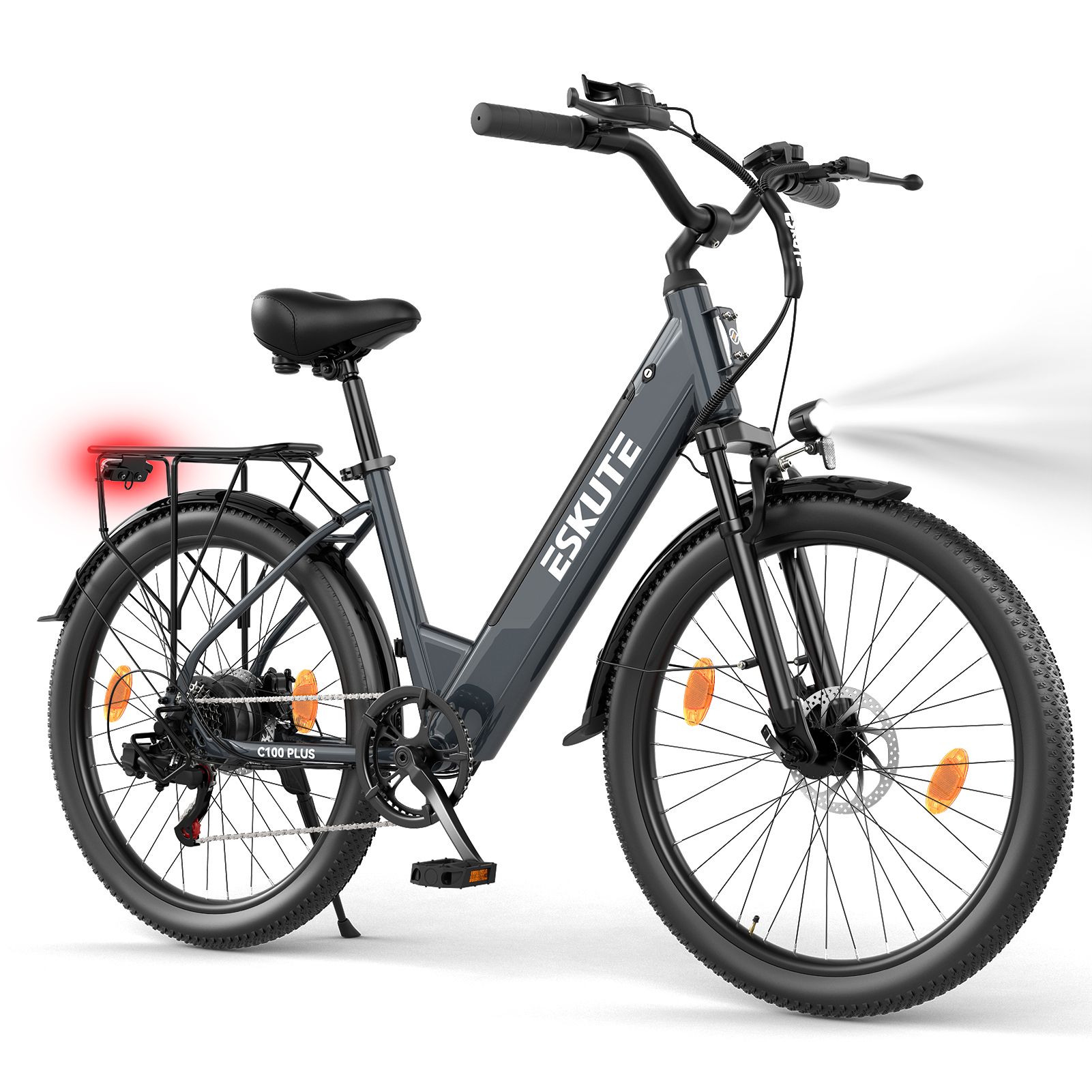 Vélo électrique gris avec porte-bagages et éclairage. Marque ESKUTE. Feu arrière rouge.