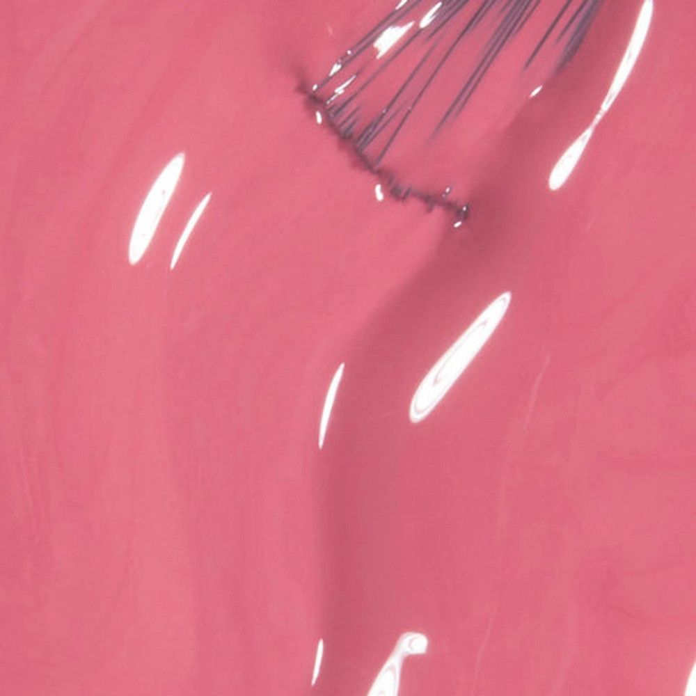 Vernis à ongles rose avec pinceau. Gros plan.