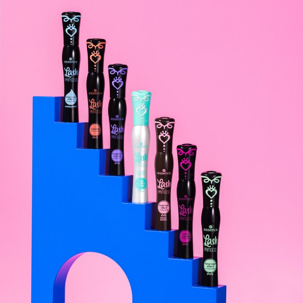 Zeven mascara tubes op blauwe trap. Opschrift: Essence Lash Princess. Verschillende kleuren.