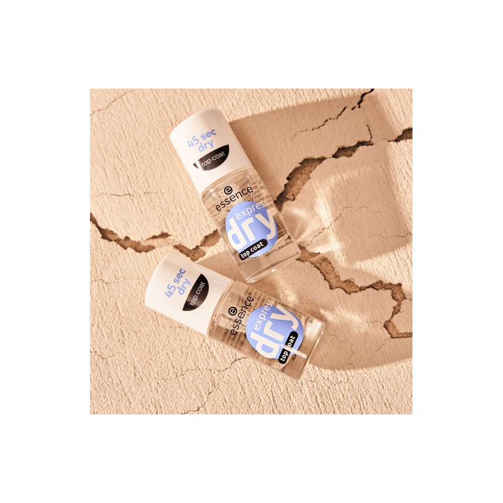 Twee nagellakflesjes op een gestructureerd oppervlak. 'essence express dry top coat' staat op de flesjes.