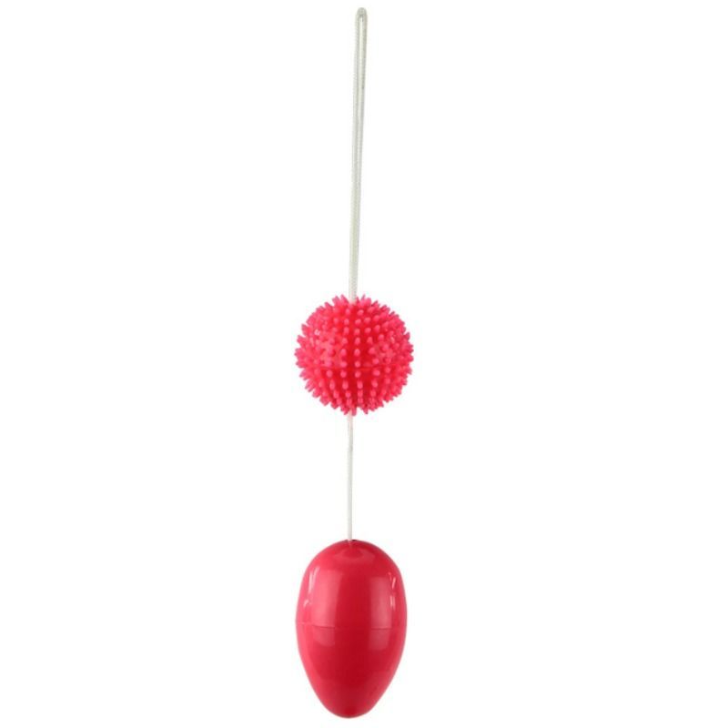 Twee rode ballen, een ovale en een met noppen, verbonden door een touwtje. De ovale bal hangt aan een lus.