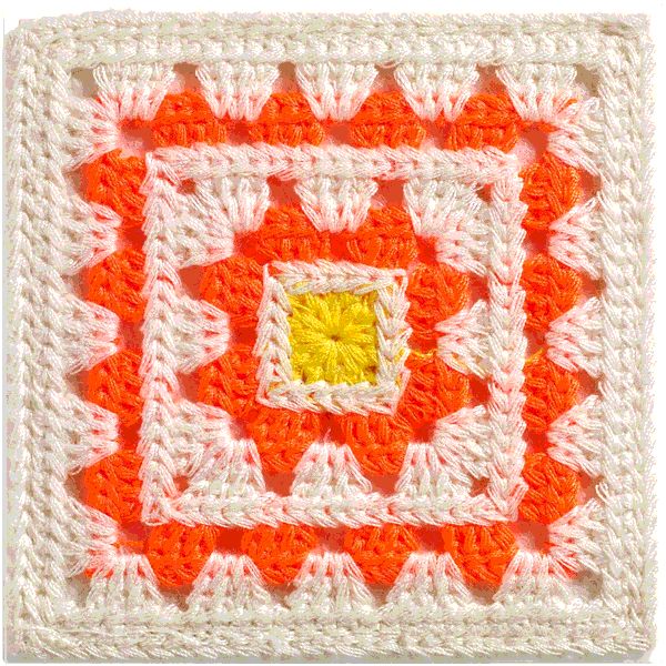 Couvercle carré décoratif crocheté en blanc, orange et jaune avec un carré jaune central et une bordure blanche.