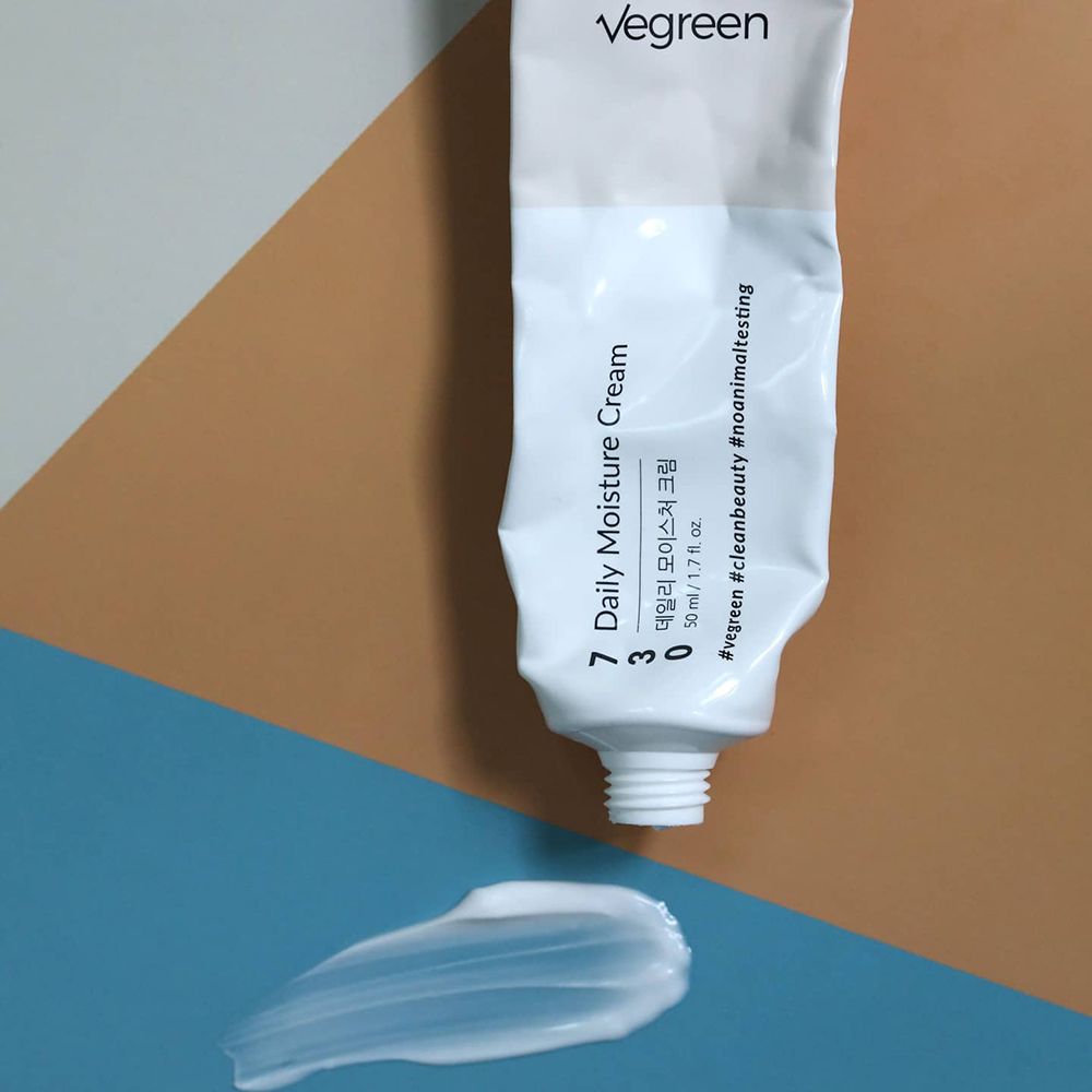 Tube pressé avec crème. Inscription Vegreen et nom du produit. Contient 730 Daily Moisture Cream. Hashtags : #vegreen #cleanbeauty #noanimaltesting.