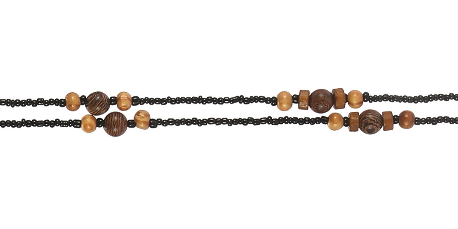 Gros plan d'un cordon à lunettes avec perles noires et perles en bois de différentes formes et couleurs.